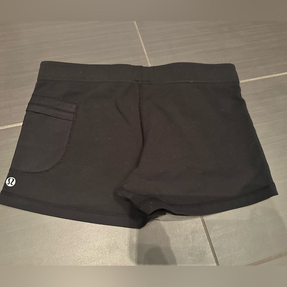 Lululemon spandex short shorts size 8 - Picture 2 of 2